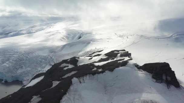4K Etelämantereen lumisten vuorten ja jäisten rantojen ilmamaisema — kuvapankkivideo