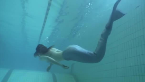 Modèle sous-marin costume de sirène dans la piscine. — Video