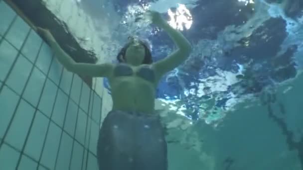 Podvodní model mořská panna kostým v bazénu. — Stock video