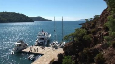 Kaptanlar okulunda yat eğitimi ve direğe tırmanmayı öğrenme..