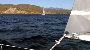 Malzemeler, detaylar, halatlar ve yatın beyaz yelkenleri..