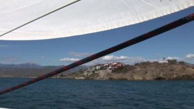 Yelkenli beyaz yelkenli ve halat. Yelkenli yatının güvertesindeki detaylar..