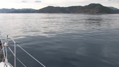 Hareket eden yelkenli yatının yayı .