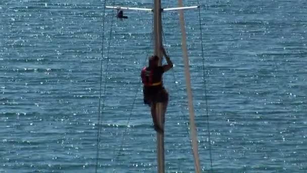 Training zeilen en leren om de mast te beklimmen op school van kapiteins. — Stockvideo