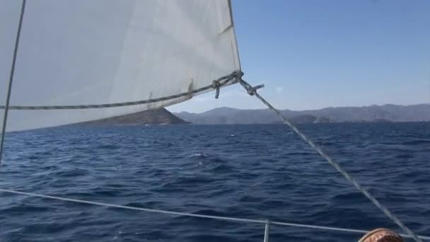 Dettagli e corda primo piano di vele bianche sul ponte di yacht a vela in movimento . — Video Stock