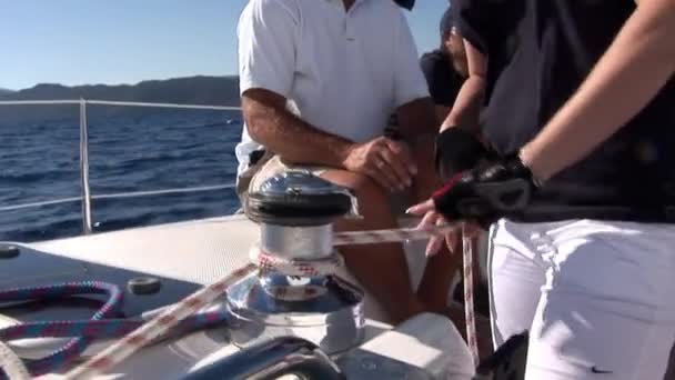 Ręce męskie pracować ze sprzętem, szczegóły i liny jachtu. — Wideo stockowe