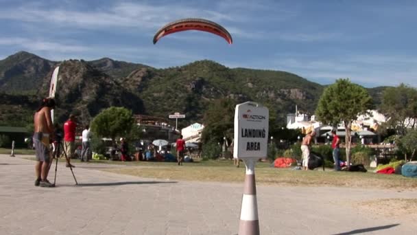 Paraglider team during paragliding in Fethiye, Turkey - 2017 년 9 월 14 일. — 비디오