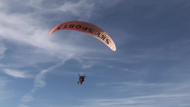 Paraglider paragliding in Fethiye, Turkije - 14 september 2017. — Stockvideo