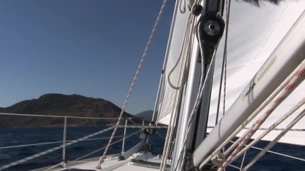 Voiles blanches sur le pont du yacht à voile en mouvement . — Video