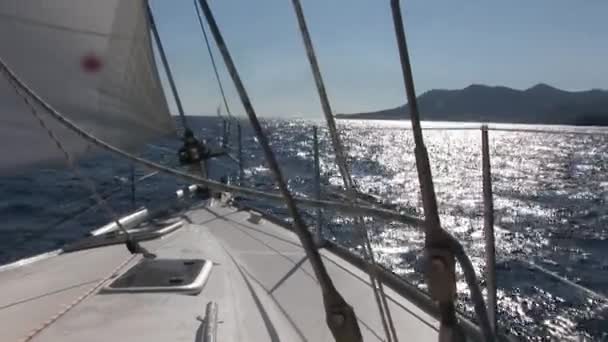 Voiles blanches sur le pont du yacht à voile en mouvement . — Video