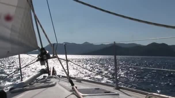 Voiles blanches sur le pont du yacht à voile en mouvement . — Video