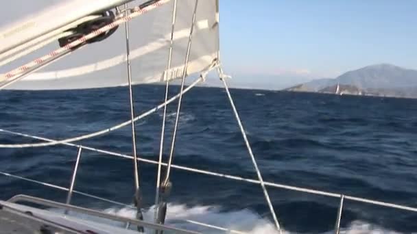 Ausstattung und Details der Segeljacht auf dem Hintergrund der Wasseroberfläche. — Stockvideo