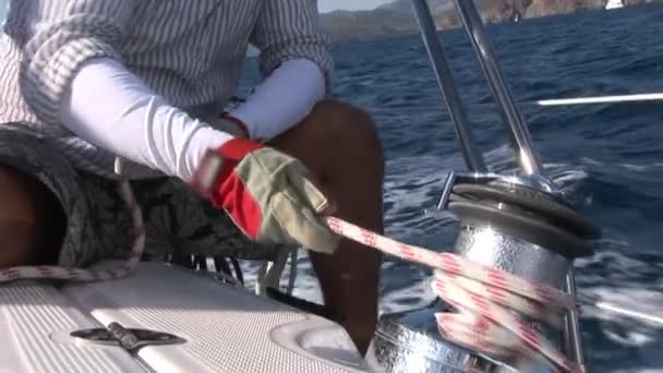 Uomini mani torsione di verricello corda in movimento yacht a vela. — Video Stock