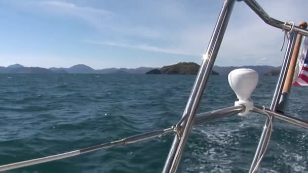 Drapeau américain sur le pont du yacht à voile en mouvement . — Video