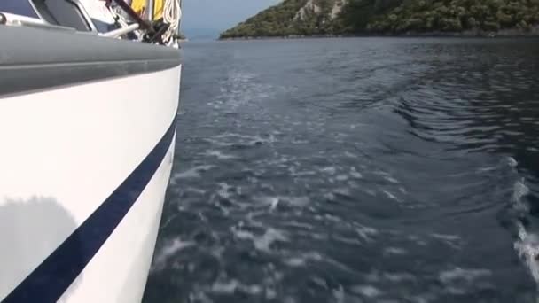 Bord einer beweglichen Jacht schneidet Wellen der Wasseroberfläche. — Stockvideo