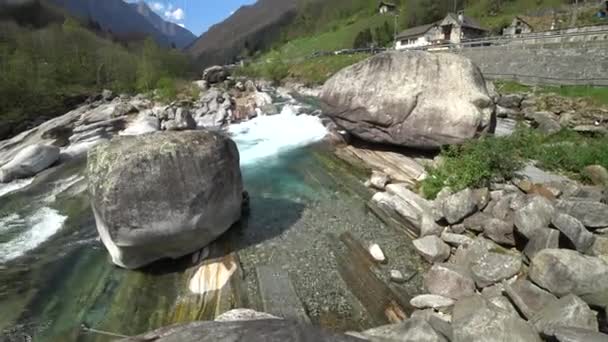 Agua pura y transparente del río de montaña de Verzaska en Suiza. — Vídeo de stock