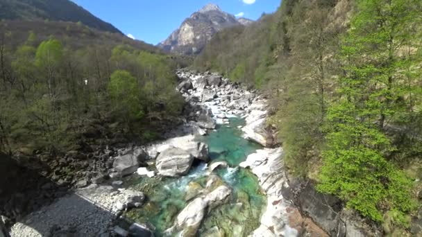 Rivière de montagne avec eau turquoise azur du Verzaska en Suisse. — Video