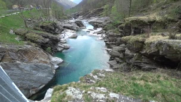 Azurová tyrkysová voda z horské řeky Verzaska ve Švýcarsku. — Stock video
