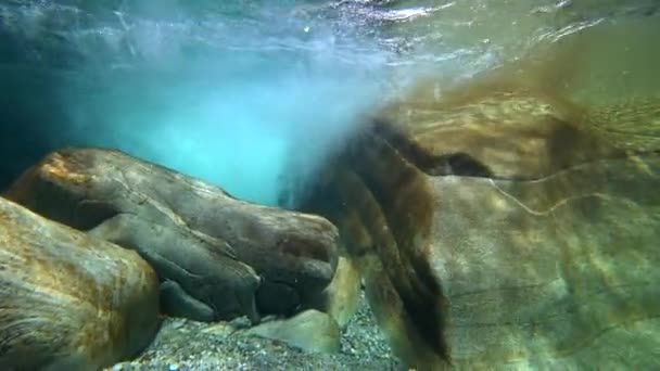 Wasser schärft einen Stein — Stockvideo