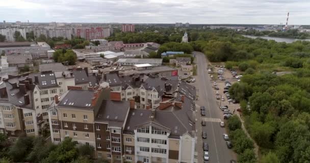 Eine aufsteigende Drohne fotografiert die Skyline von Twer. — Stockvideo