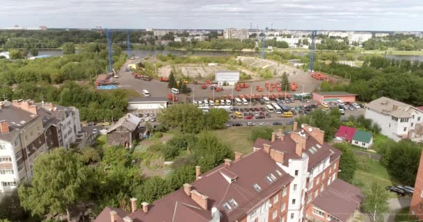 Um tiro de giro capturando a vasta paisagem de Tver. — Vídeo de Stock