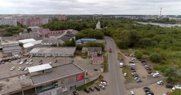 Um tiro de giro capturando a vasta paisagem de Tver. — Vídeo de Stock