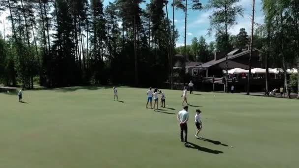 Voo de paisagem aérea sobre campo de golfe — Vídeo de Stock