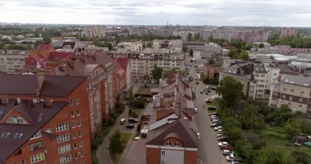 Un coup de drone aérien ascendant de l'horizon de Tver. — Video