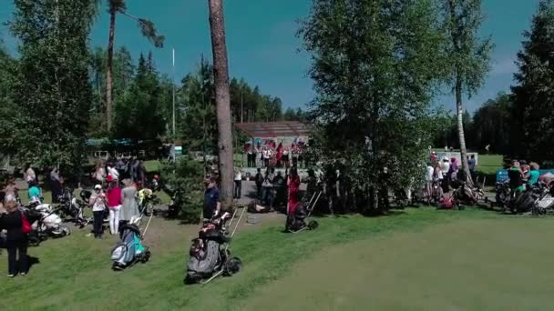 Vol de paysage aérien sur un terrain de golf — Video