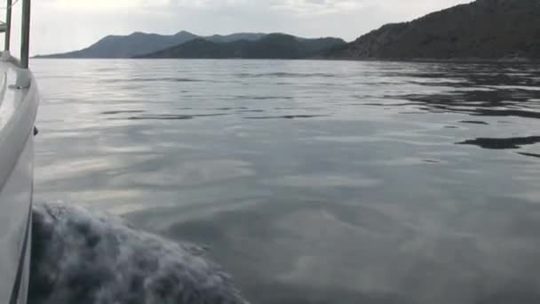 Bordo di bianco in movimento yacht taglia onde di superficie dell'acqua. — Video Stock