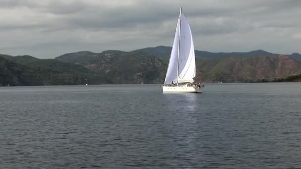 Team van mensen op zeiljacht in yachting regatta. — Stockvideo