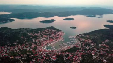 Yat limanı manzarası ve yanında küçük bir kasaba..