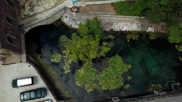 Una toma aérea de un edificio abandonado en un río. — Vídeos de Stock
