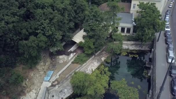 Un tiro de dron de un río y un puente que lo cruza. — Vídeos de Stock