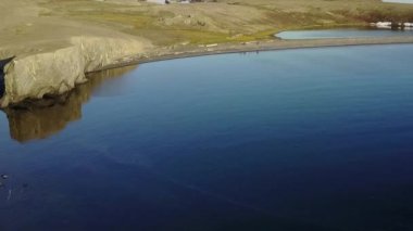Kuzey Buz Denizi kıyıları yazın Novaya Zemlya çölünde.