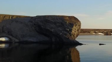 Kuzey Buz Denizi kıyıları yazın Novaya Zemlya çölünde.