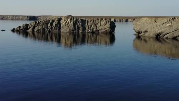 노바야 제믈랴 사막의 북극해의 여름 풍경 해안선. — 비디오