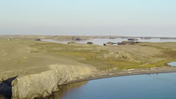 砂漠での夏の北極海の海岸線ノヴァヤ・ゼムリャ. — ストック動画