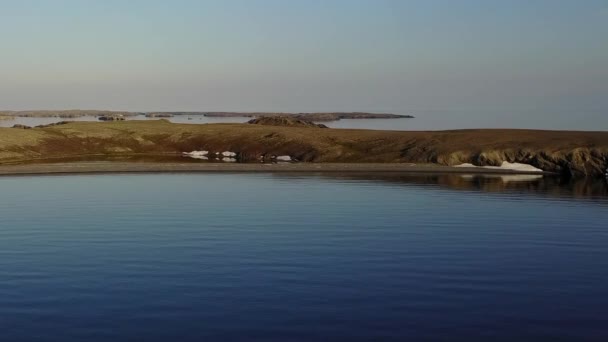 Norra ishavets kustlinje på sommaren i öknen Novaya Zemlya. — Stockvideo