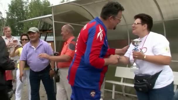 Mensen op internationale teamoverwinning en sportfestival. — Stockvideo