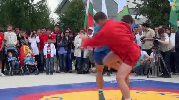 Les gens sur la victoire de l'équipe internationale et le festival sportif. — Video