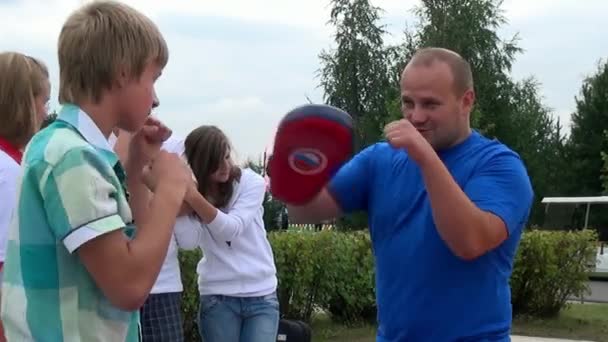 Mensen op internationale teamoverwinning en sportfestival. — Stockvideo