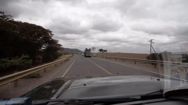 Blick auf eine kenianische Straße von der Motorhaube eines Lastwagens. — Stockvideo