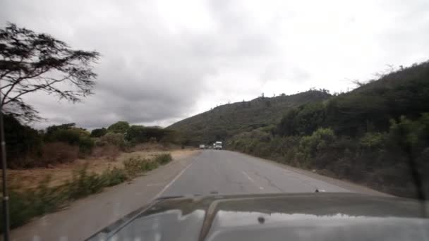Un disparo de un valle de Kenia tomado de un coche en movimiento. — Vídeos de Stock