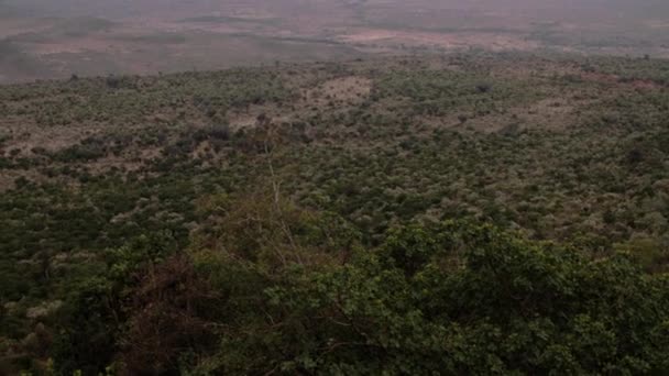 Una panoramica di una vista su una montagna keniota. — Video Stock