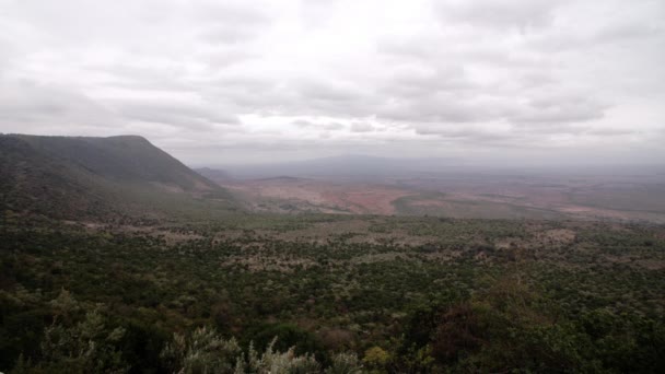 En fantastisk utsikt från toppen av ett kenyanskt berg. — Stockvideo