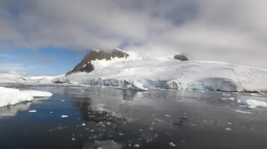 Antarktika 'daki eriyen buzuldan yüzen dev buzdağı