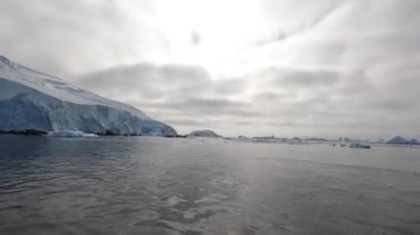 Antarktika 'daki eriyen buzuldan yüzen dev buzdağı