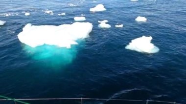 Antarktika 'daki eriyen buzuldan yüzen dev buzdağı.