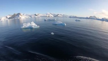 Antarktika 'daki eriyen buzuldan yüzen dev buzdağı.